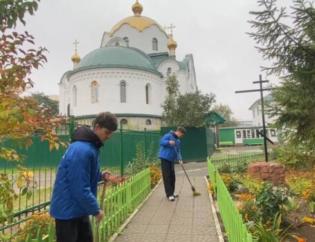 Волонтёры средней школы №26 помогли в благоустройстве территории храма